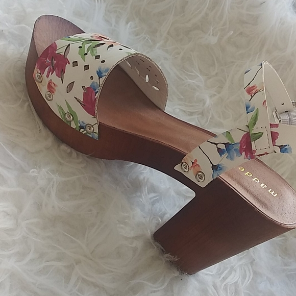 🎉🎉Wedge heels🎉🎉 - Picture 3 of 7